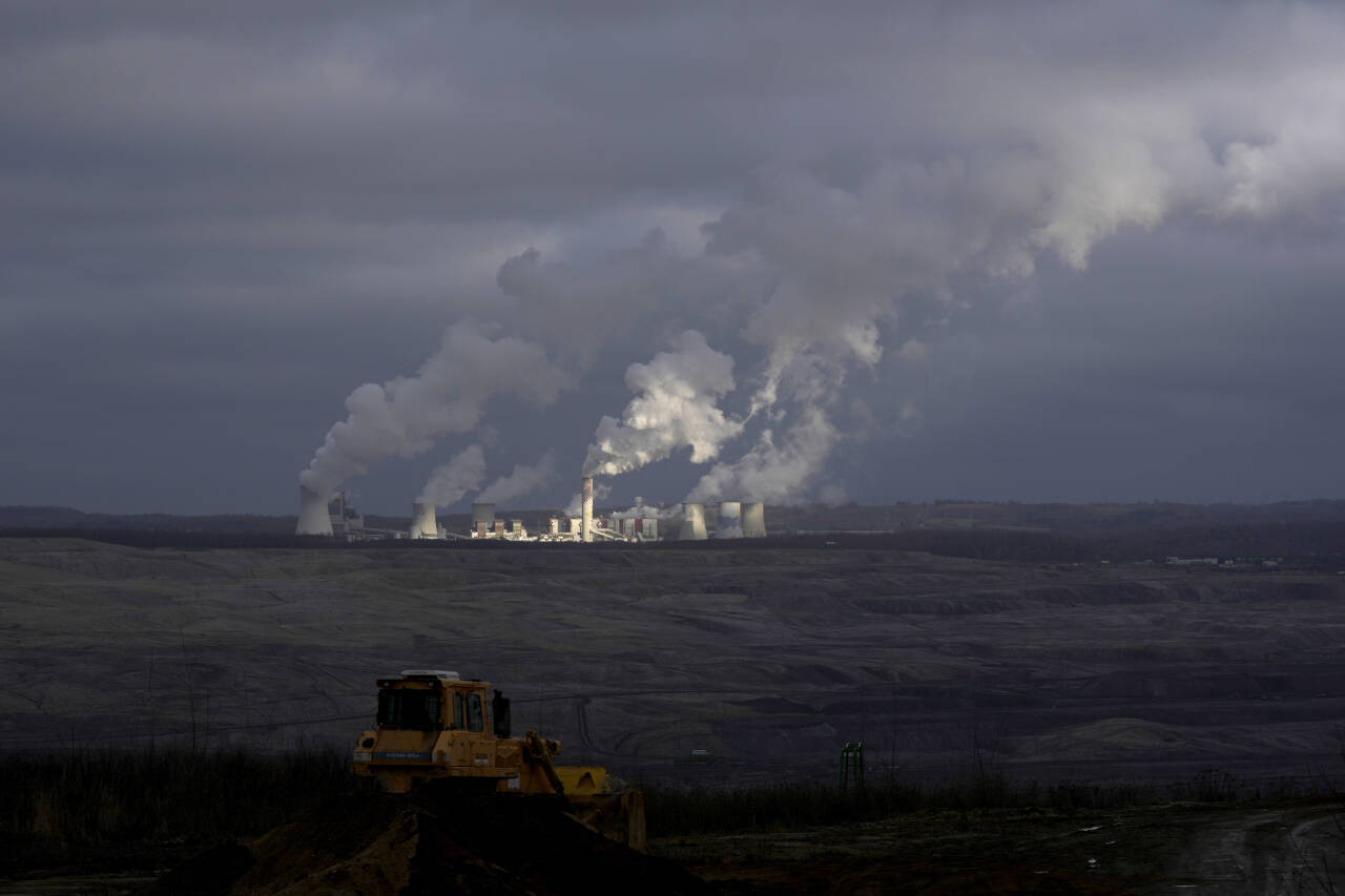 Krigen i Ukraina har ført til at europeiske kullkraftverk, som dette i Polen, fyrer for fullt på grunn av mangel på russisk gass. Det fører i sin tur til større klimautslipp, som igjen fører til økt press på den globale økonomien. Verdensøkonomien er rammet av en «perfekt storm», mener økonomer. Foto: NTB / AP