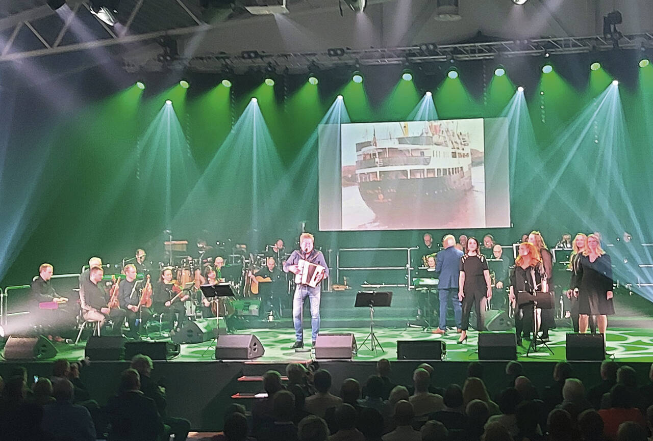 Bjarne Brøndbo var i storform og fikk engasjert publikum i flere av de kjente D.D.E.-sangene. Foto: Terje Holm