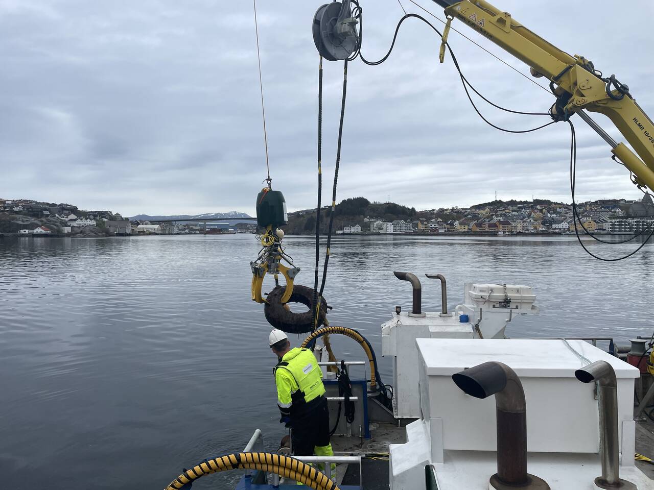 OceanFront benytter seg av sitt egenutviklede undervannsverktøy når de rensker sjøbunnen. Foto: Kristiansund og Nordmøre Havn IKS