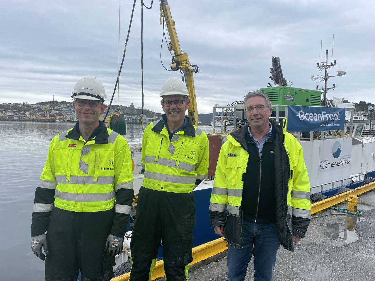 Fra venstre Ole Torp og Georg Stranden i OceanFront, og  havnekaptein Geir Kjønnøy, er fornøyde med opprenskingsarbeidet så langt. Foto: Kristiansund og Nordmøre Havn IKS