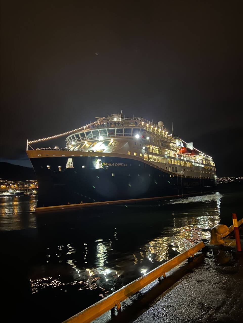 Det blir ikke noen avgang fra Bergen den 26. mai for skipet Havila Capella. Foto: Havila Kystruten / NTB