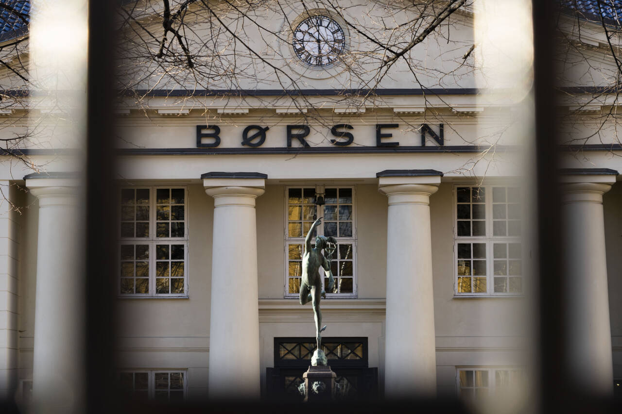 Hovedindeksen på Oslo Børs falt med over 1,6 prosent etter åpning torsdag, og følger dermed gårsdagens rekordfall på de amerikanske børsene.Foto: Erik Johansen / NTB