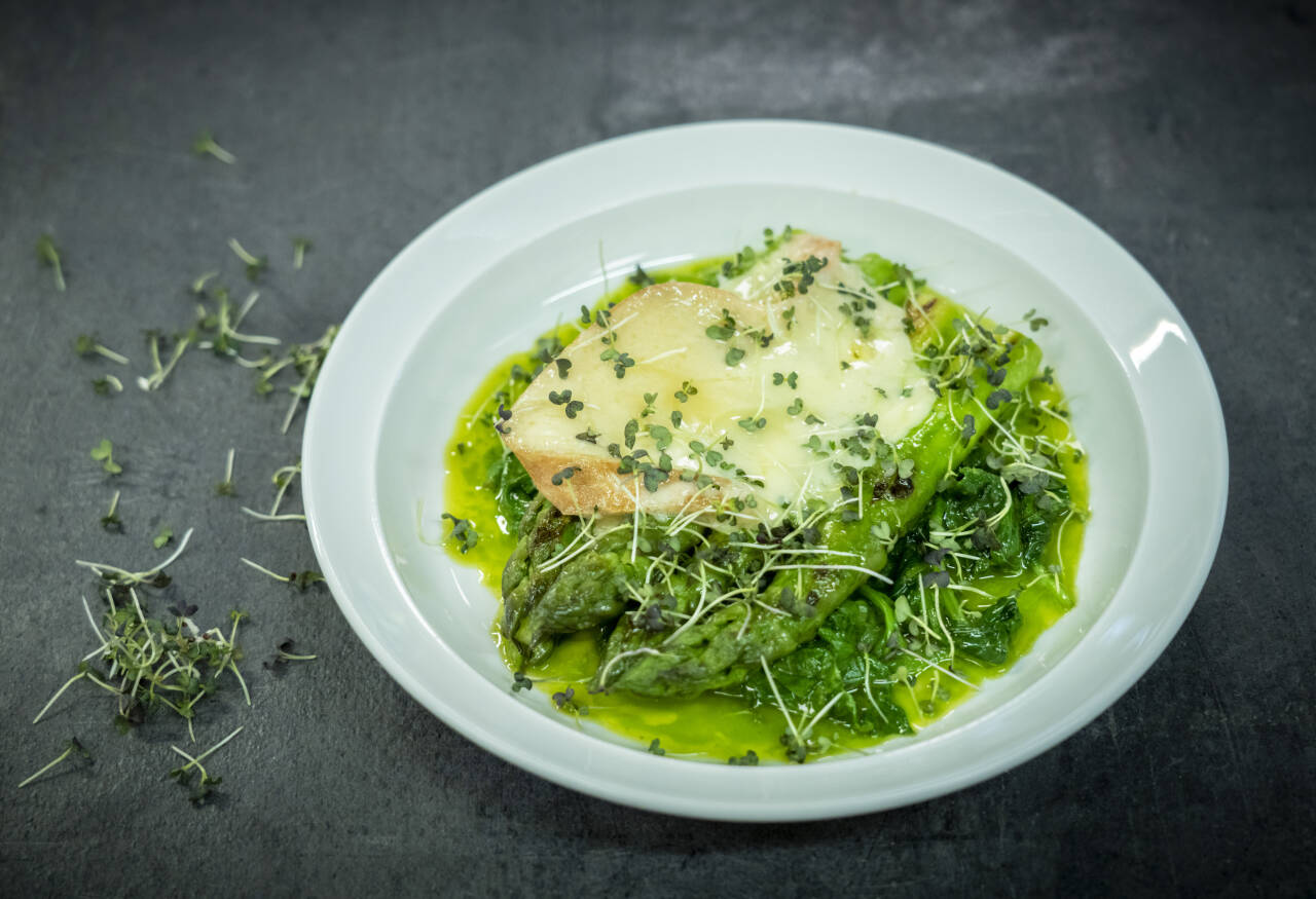 OSTEFAVORITT: Er du blant de mange som liker smeltet ost, er kombinasjonen med asparges, spinat og ramsløksmør helt nydelig. Foto: Ole Berg-Rusten / NTB