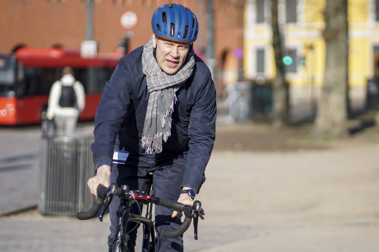 Samferdselsminister  Jon-Ivar Nygård (Ap) – her på sykkel – bekrefter at det kan bli kutt eller nedskalering på flere veiprosjekter neste år. Foto: Heiko Junge / NTB