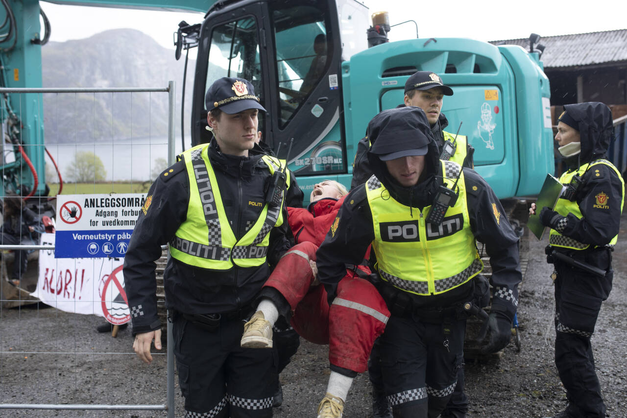 Natur og Ungdom-leder Gina Gylver aksjonerte mot gruveprosjektet ved Førdefjorden og ble ført bort av politiet torsdag. Foto: Amanda Iversen Orlich / Natur og Ungdom / NTB