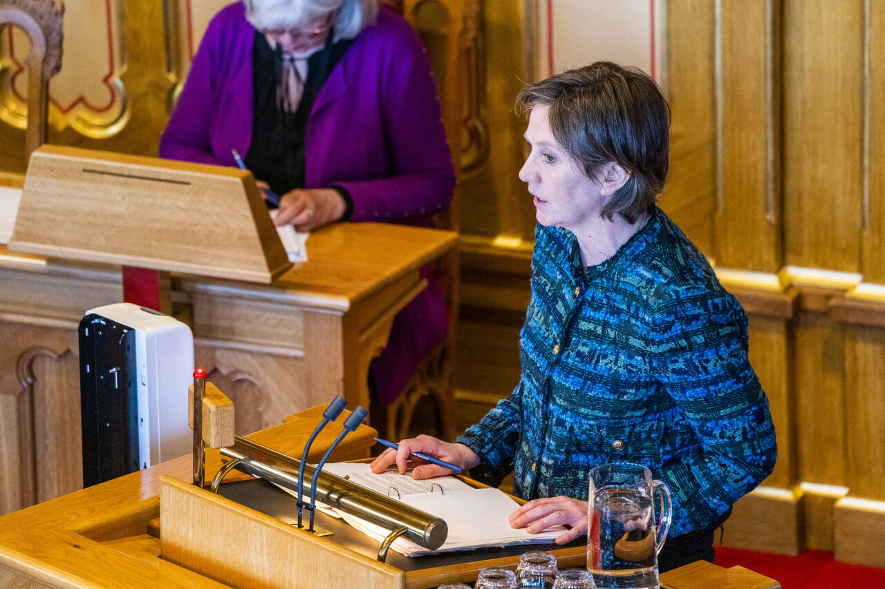 Barne- og familieminister Kjersti Toppe (Sp) ønsker å styrke landets krisesentre i revidert nasjonalbudsjett. Ekstrabevilgningen skal gå til sentre i områder som tar imot flyktninger fra Ukraina. Foto: Håkon Mosvold Larsen / NTB