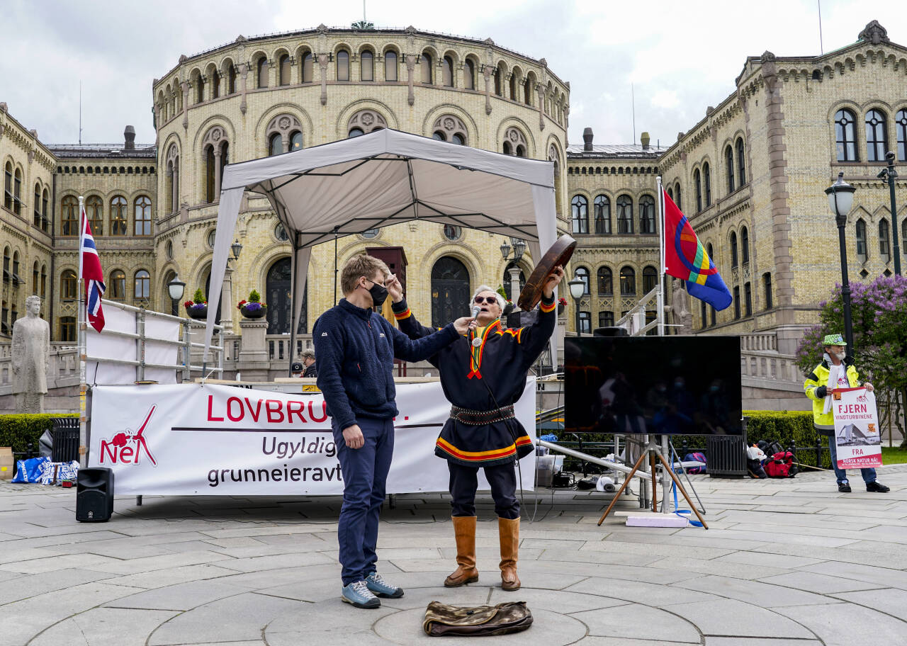 I mai i fjor demonstrerte Eirik Myrhaug med sjamantromme foran Stortinget mot vindkraftutbyggingen på Øyfjellet i Vefsn kommune i Nordland. Foto: Gorm Kallestad / NTB