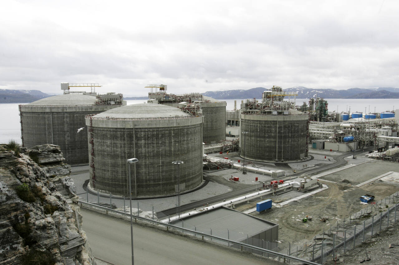 Statoils anlegg på Melkøya for mottak av gass fra Snøhvit-feltet.  Herfra skal gass sendes videre til Tyskland for å erstatte norsk gass. Foto: Terje Bendiksby  / NTB