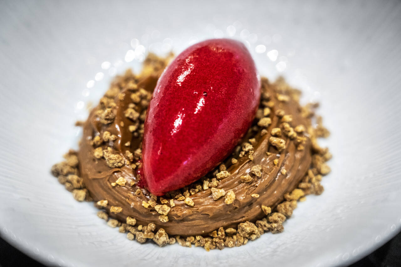 TRE GODE LAG: Med sjokoladekrem, kjekssmuler og kirsebærsorbé får du ulike teksturer og temperaturer i desserten. Foto: Ole Berg-Rusten / NTB