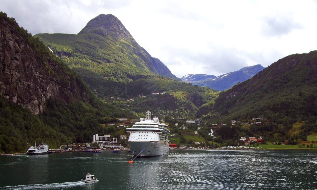 Geiranger er et svært populært reisemål for cruiseskip. Det er nå satt et tak på maks tre cruiseskip til ankring av gangen. Foto: Marit Rasmussen / NTB.