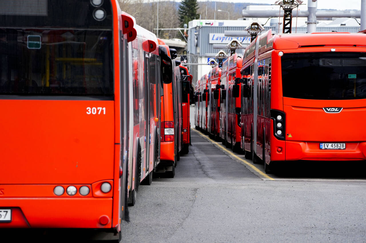 Busser parkert i Strømsveien i Oslo. Meklingen i bussbransjen fortsetter på overtid lørdag. Foto: Lise Åserud / NTB