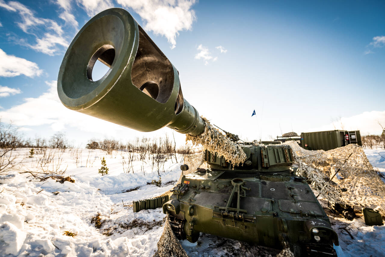 Norge sender trolig artillerivogner av typen M109 til Ukraina. 155 millimeter-kanonene har en rekkevidde på omtrent 30 kilometer og skyter granater som veier 42 til 43 kilo. Mellom 10 og 15 kilo er eksplosiver, og resten er stål som blir til splinter. Illustrasjonsfoto: Ole-Sverre Haugli / Hæren / Forsvarets mediesenter / NTB
