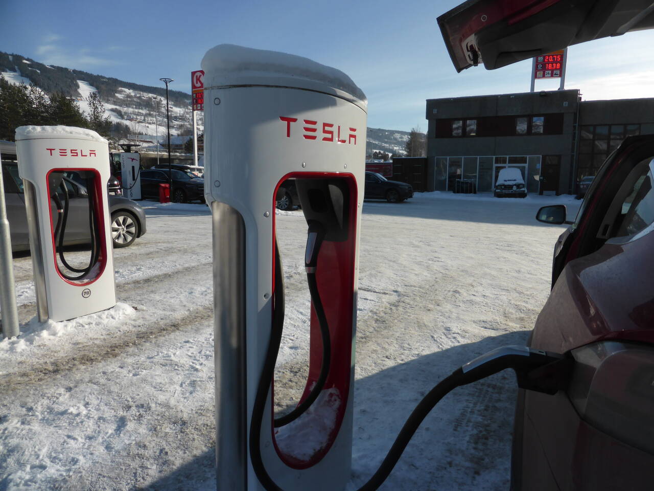 Tesla-ladestasjonen ved Fåvang i Gudbrandsdalen er blant dem som åpnes for andre bilmerker. Foto: Berit Keilen / NTB 