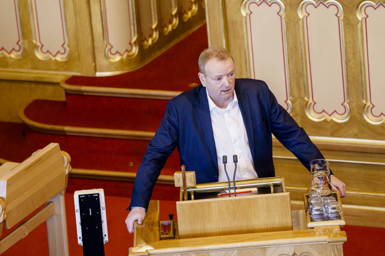 Terje Halleland (Frp) spør kultur- og likestillingsminister Anette Trettebergstuen (Ap) om hun mener TV 2 oppfyller kravene som stilles til allmennkringkasteren.Foto: Stian Lysberg Solum / NTB