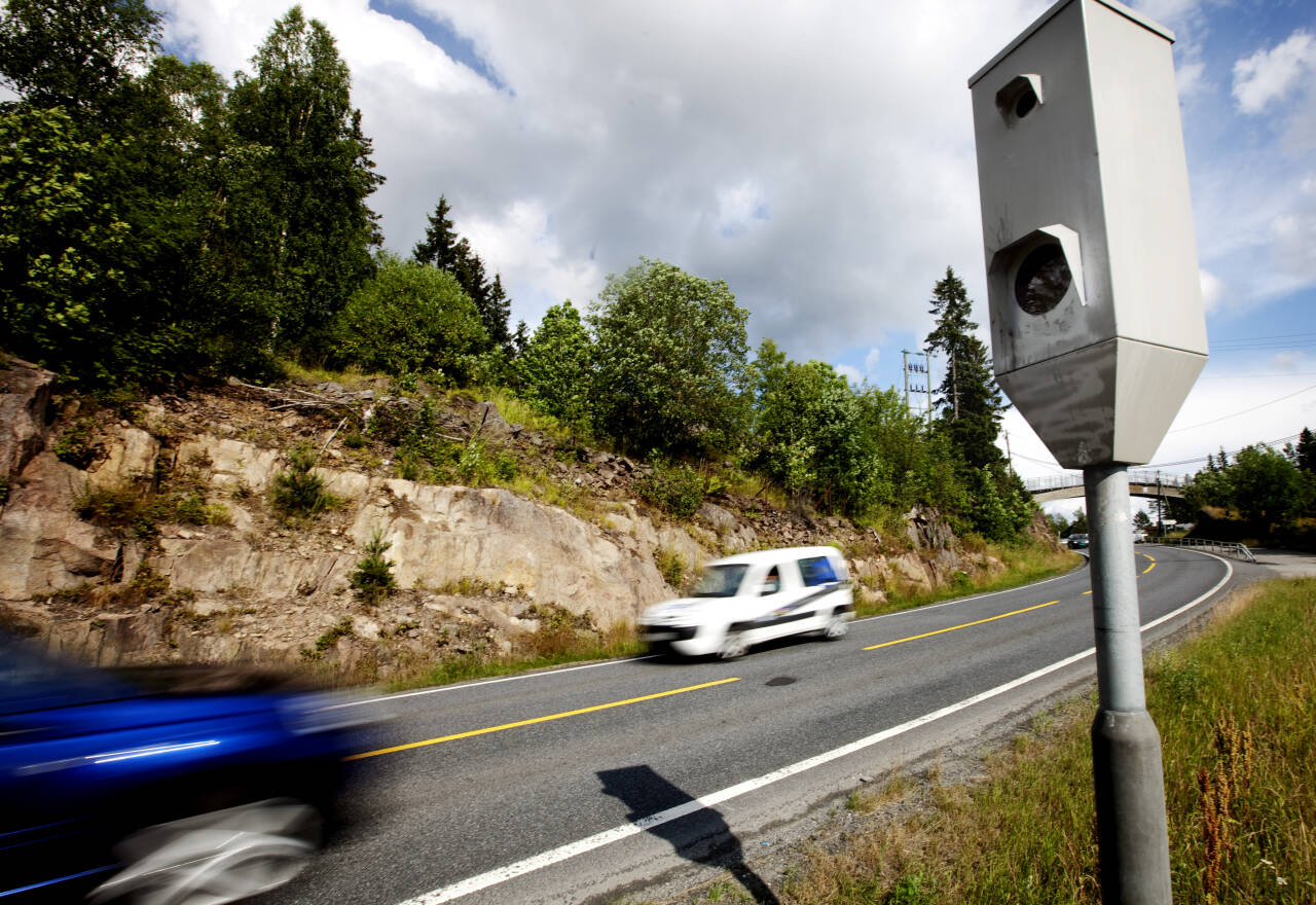 Det står 413 fotobokser langs norske veier. Kapasitetsproblemer, både hos politiet og Vegvesenet, er årsaken til at ikke alle boksene står på hele tiden. Foto: Kyrre Lien / NTB