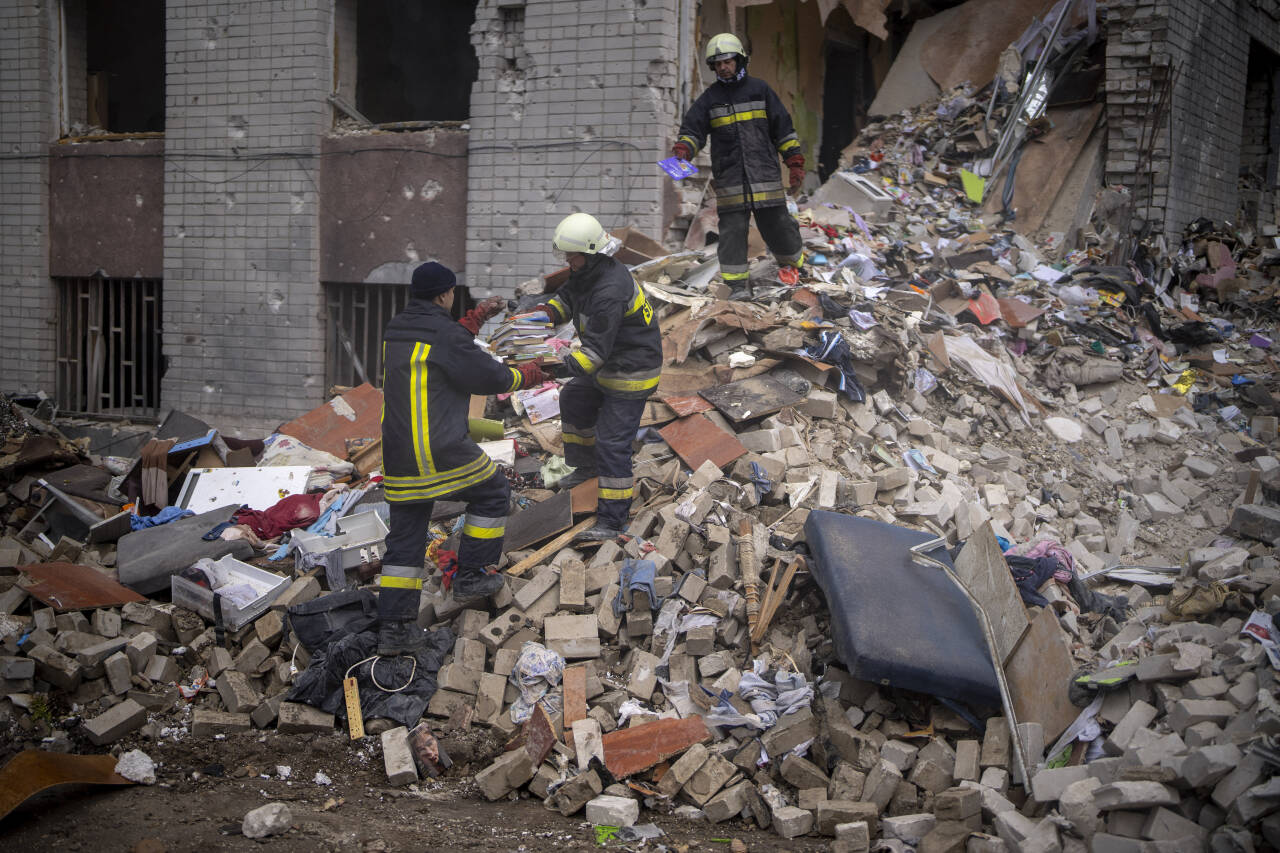 Ukraina - hus i ruiner av russiske bomber. Foto: Emilio Morenatti / AP
