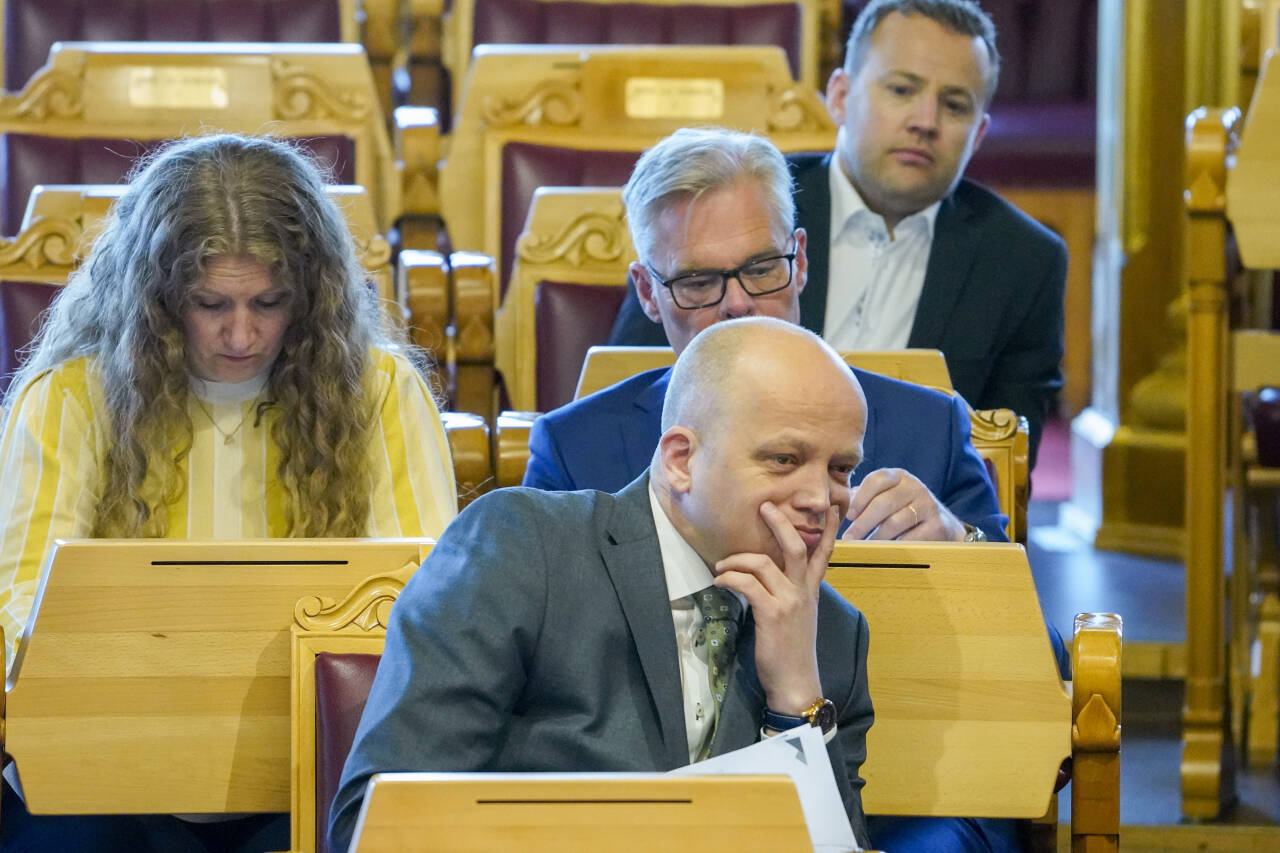 Finansminister Trygve Slagsvold Vedum (Sp) fastholder påstanden om at en vanlig familie får reallønnsvekst i år, men advarer om raskt stigende rente. Foto: Ole Berg-Rusten / NTB