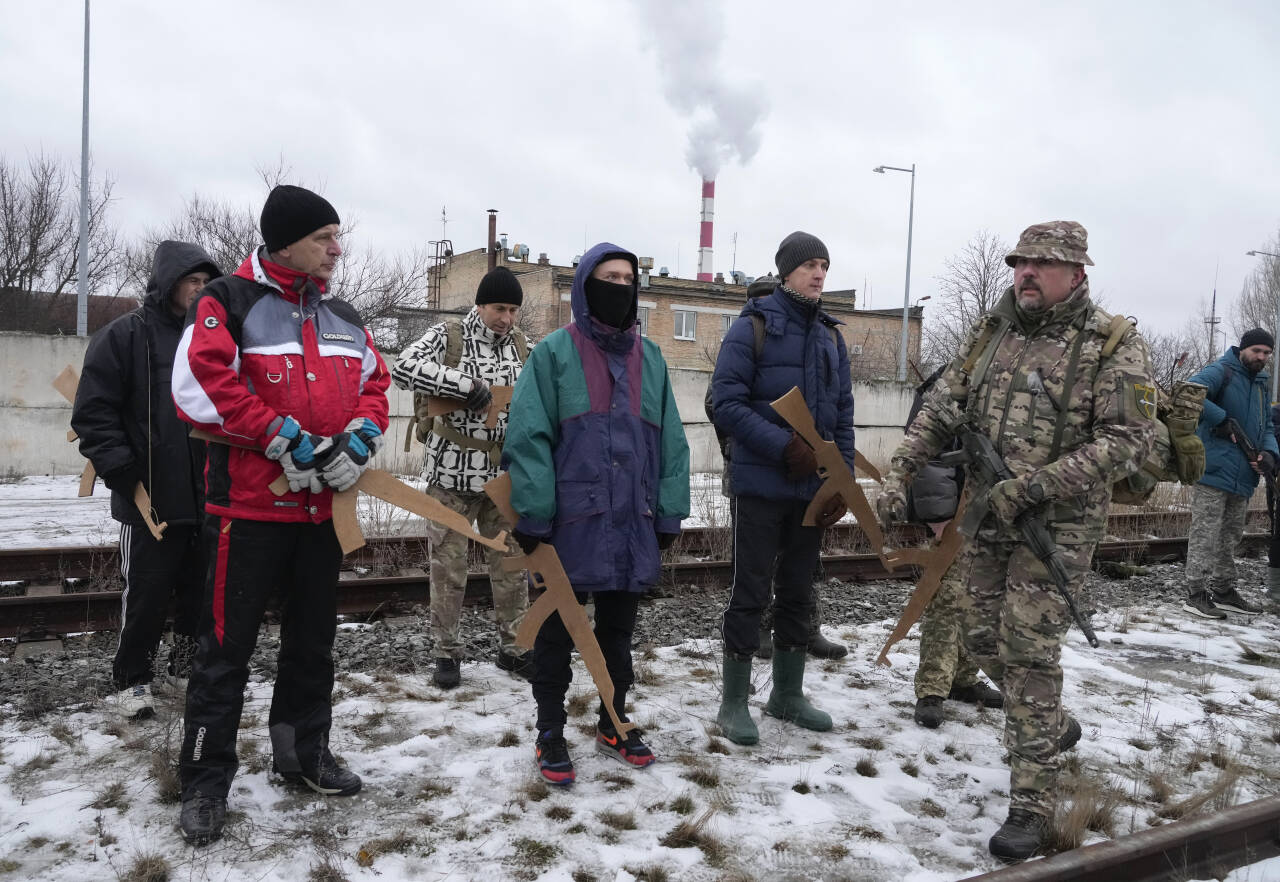Frivillige soldater trente i nærheten av Kyiv lørdag. Nå sier Ukrainas ambassade i Norge at flere nordmenn har tatt kontakt med dem med ønske om å kjempe på deres side. Foto: Efrem Lukatskij / AP / NTB