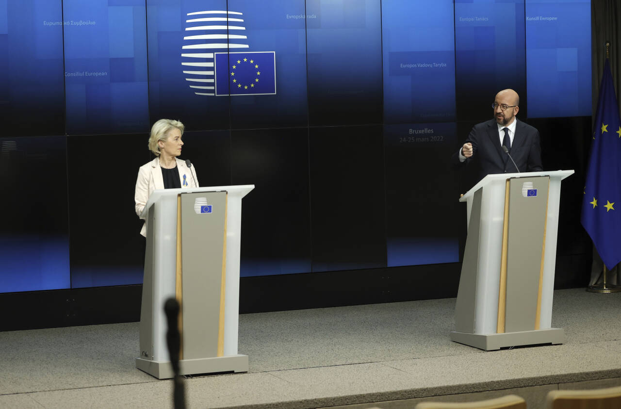 EU-president Charles Michel (til høyre) og EU-kommisjonens leder Ursula von der Leyen orienterte fredag om utfallet av EU-toppmøtets energidiskusjoner. En felles innkjøpsordningen for gass blir etablert. Foto: Olivier Matthys / AP / NTB