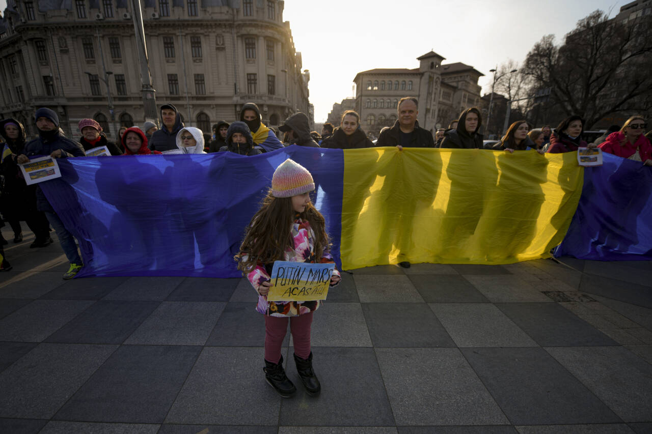 En protest mot krigen i Ukraina sist søndag i Romanias hovedstad Bucuresti. På plakaten til jenta står det «Putin, dra hjem». Foto: Andreea Alexandru / AP / NTB