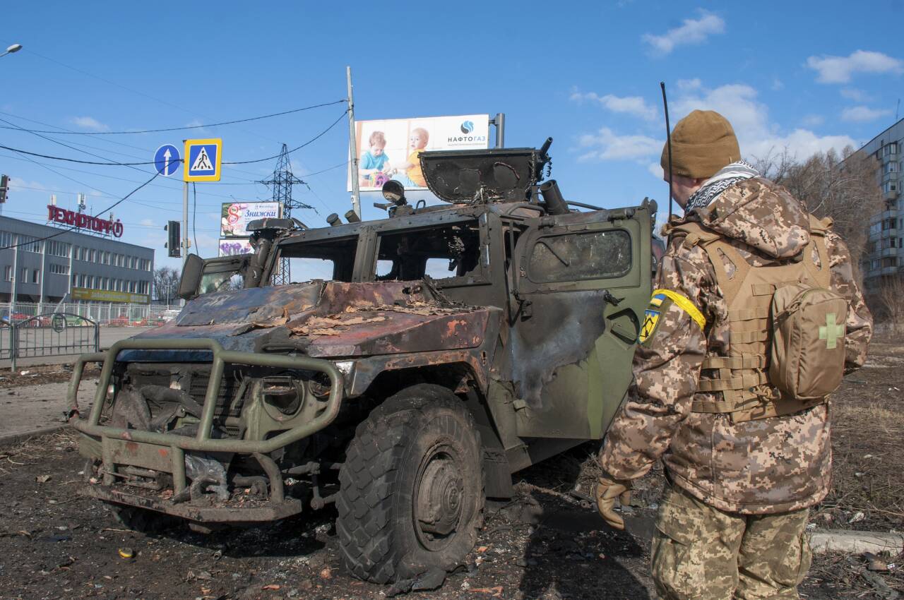 En ukrainsk soldat inspiserer et skadd militærkjøretøy i Kharkiv søndag. Foto: Marienko Andrew / AP / NTB
