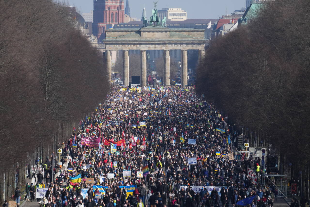Flere tusen personer deltok søndag i en demonstrasjon i Berlin mot Russlands krig i Ukraina. Foto: Michael Sohn / AP / NTB