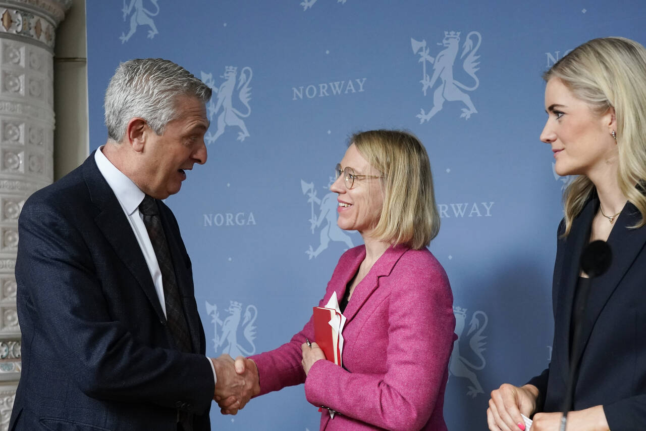 Filippo Grandi, FNs høykommissær for flyktninger, møtte tirsdag morgen utenriksminister Anniken Huitfeldt (i midten) og justisminister Emilie Enger Mehl. Foto: Terje Bendiksby / NTB