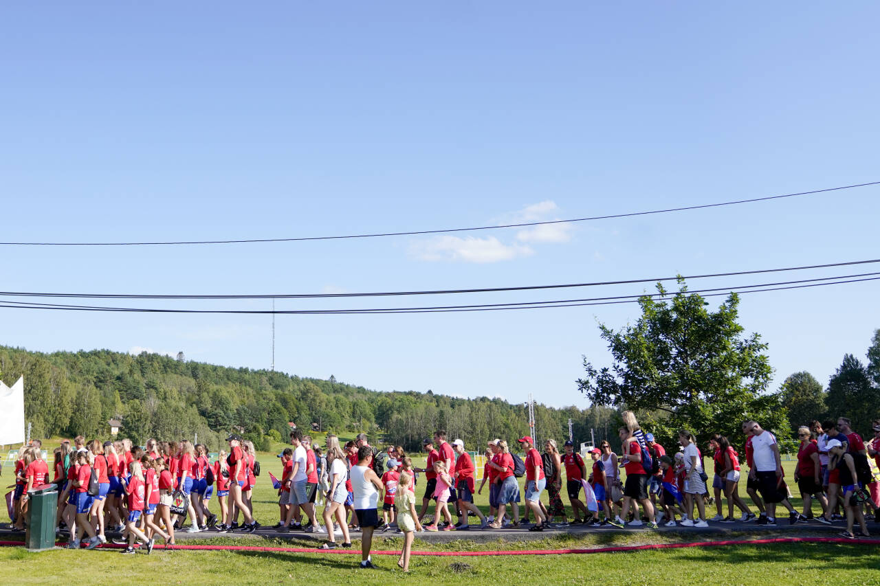 Masse folk på Ekebergsletta under paraden og åpningskonserten i forbindelse med Norway Cup 2019. Foto: Fredrik Hagen / NTB