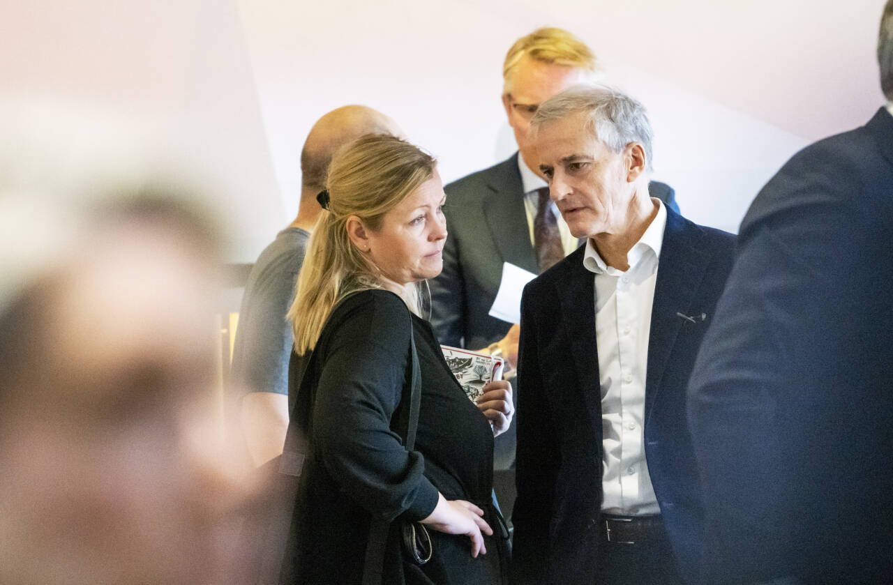 Partisekretær Kjersti Stenseng i samtale med statsminister Jonas Gahr Støre. Foto: Ole Berg-Rusten / NTB