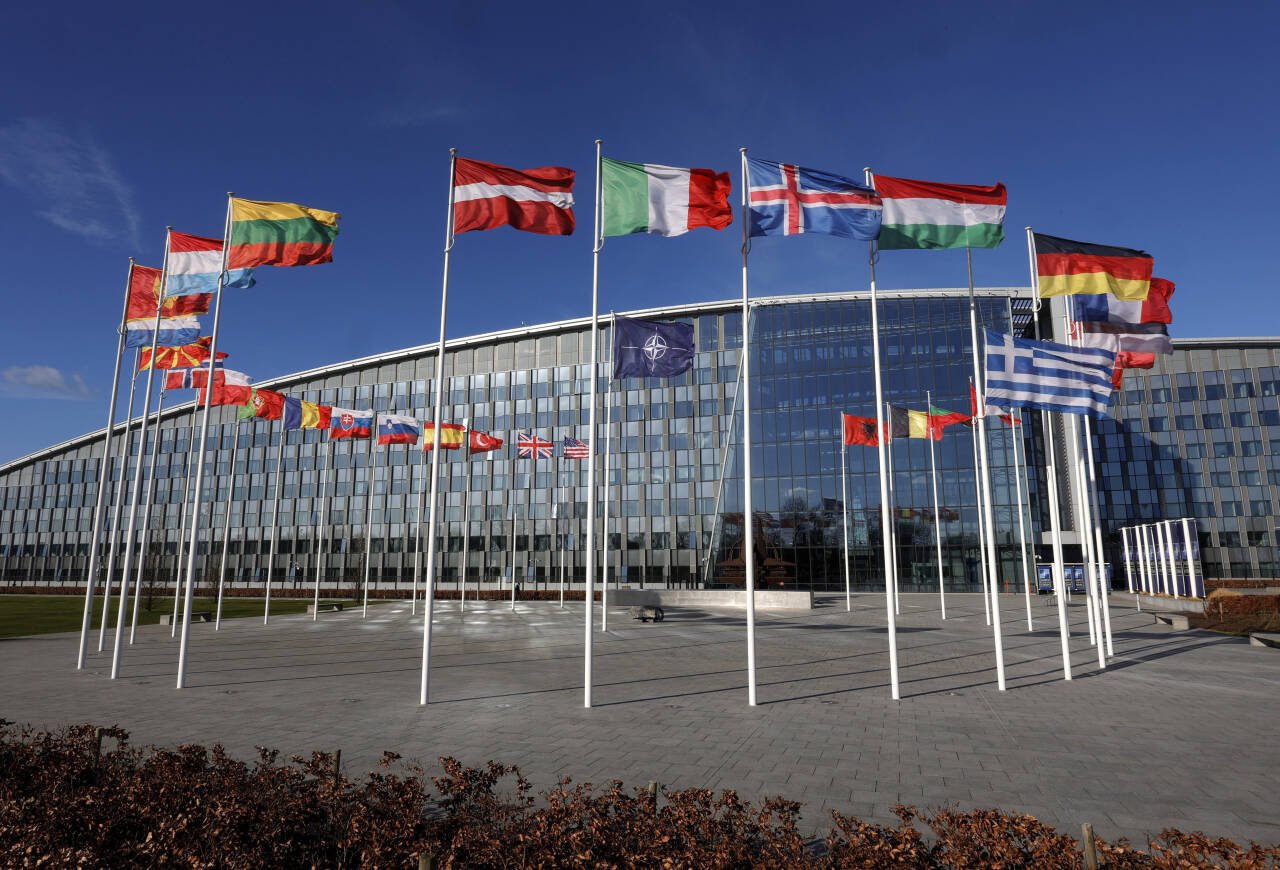 Enn så lenge vaier ikke det svenske og finske flagget foran Nato-hovedkvarteret i Brussel, men opinionen i landene er i endring etter Russlands invasjon av Ukraina. Foto: Olivier Matthys / AP / NTB