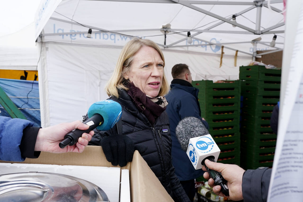 Utenriksminister Anniken Huitfeldt besøkte onsdag grenseovergangen ved Dorohusk sørøst i Polen, der krigsflyktninger fra Ukraina nå strømmer inn i landet. Foto: Lise Åserud / NTB