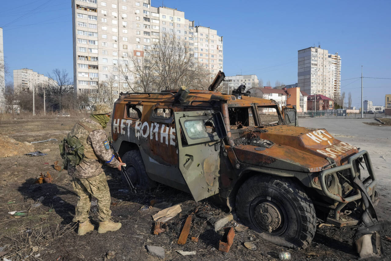 En ukrainsk soldat sjekker et ødelagt russisk pansret kjøretøy i nærheten av Kharkiv.Foto: Efrem Lukatsky / AP / NTB