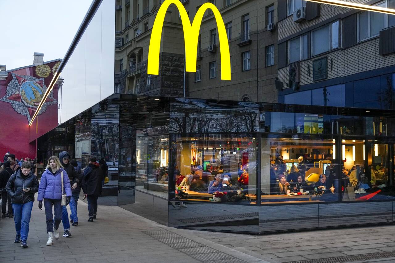 Russland truer med å pågripe sjefer for utenlandske selskaper som kritiserer regjeringen og konfiskere eiendelene til bedrifter som trekker seg ut av Russland. Blant selskapene som trues, er McDonald's, ifølge avisa. Her spiser folk på en av kjedens restauranter i Moskva. Foto: AP / NTB