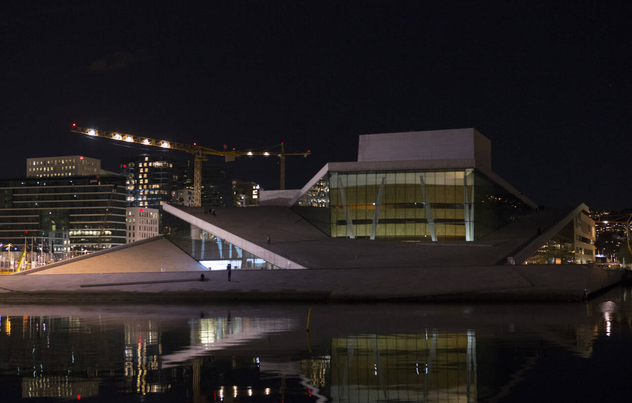 Flere kjente bygg i Norge vil også merker Earth Hour mellom 20.30 og 21.30 lørdag kveld. Her Operahuset i Oslo fra fjorårets markering. Arkivfoto: Torstein Bøe / NTB