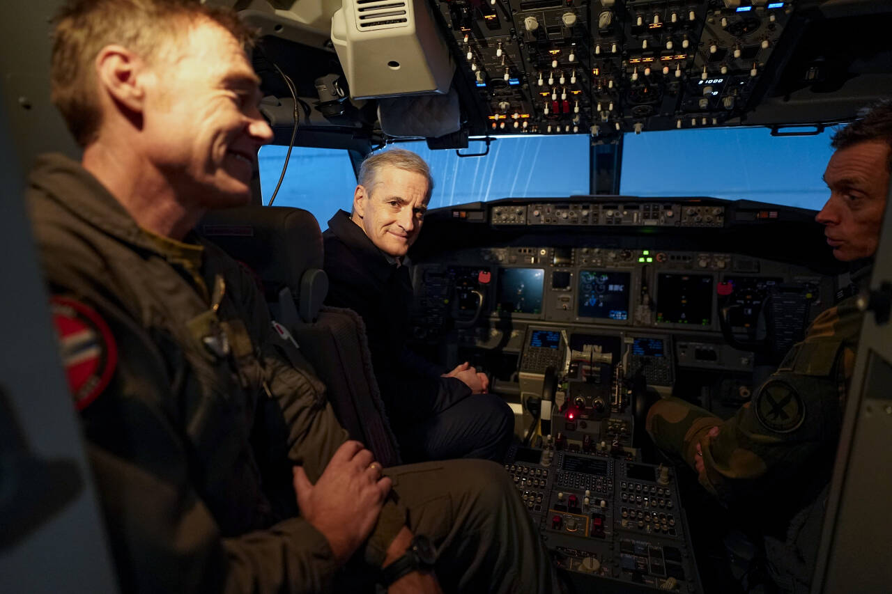Statsminister Jonas Gahr Støre om bord i et av de første overvåkingsflyene P-8A Poseidon som kom til Evenes militære flyplass. Foto: Håkon Mosvold Larsen / NTB