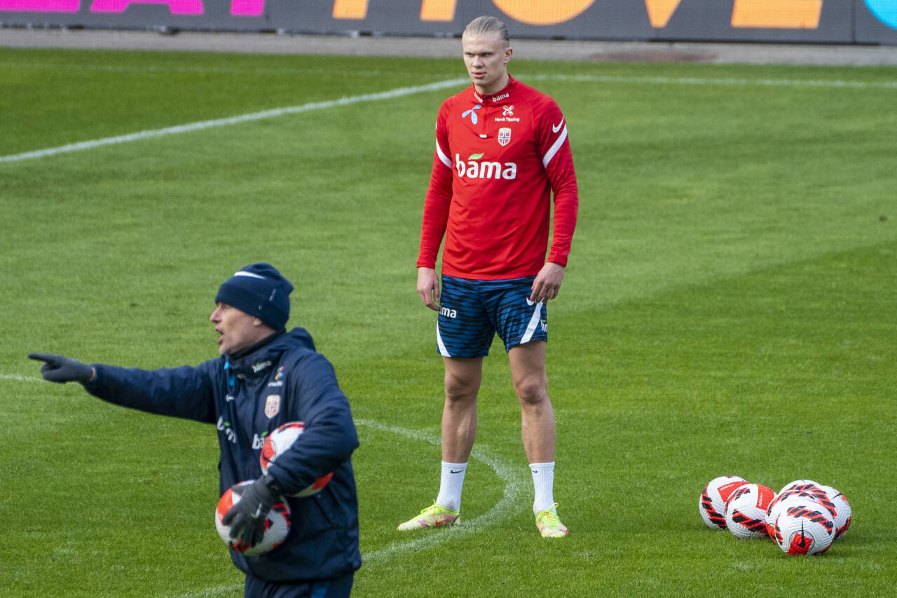 Ståle Solbakken gir instrukser under landslagets trening på Ullevaal stadion tirsdag. Han sier at Erling Braut Haaland vil bli å se på banen mot Slovakia. Foto: Terje Pedersen / NTB