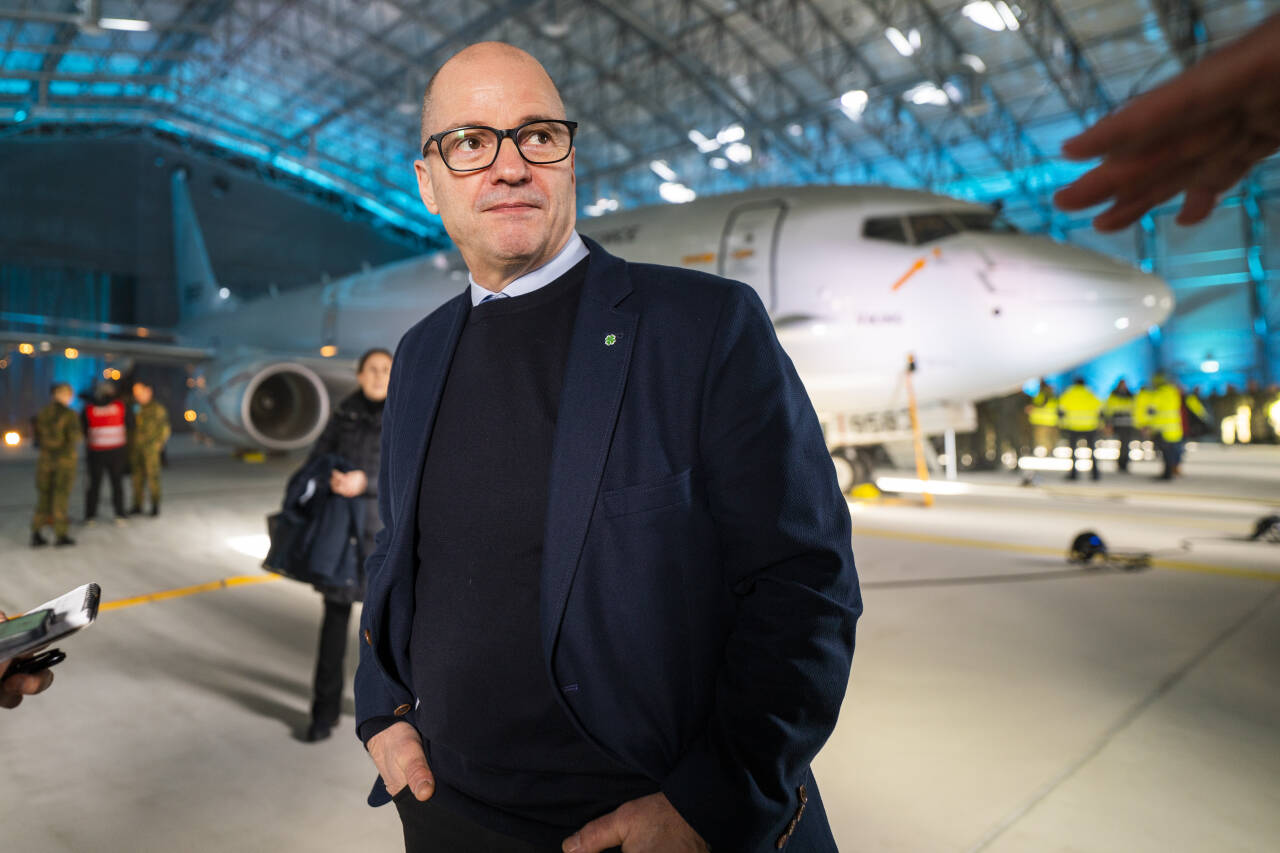 Forsvarsminister Odd Roger Enoksen (Sp) er onsdag i Brussel for å delta på et ekstraordinært forsvarsministermøte i Nato. Her er han til stede når overvåkingsflyene P-8A Poseidon kommer til Norge. Foto: Håkon Mosvold Larsen / NTB