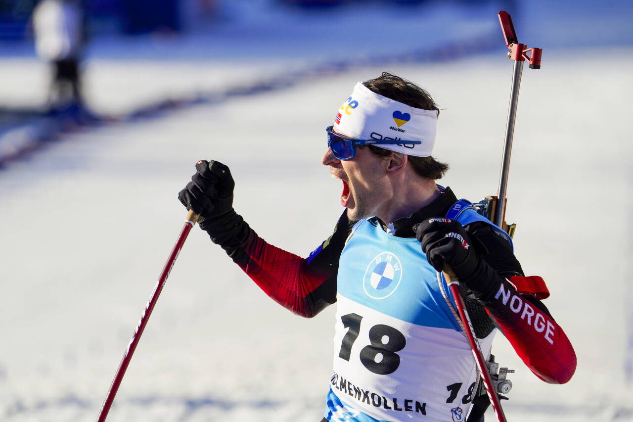 Sturla Holm Lægreid jubler i målområdet i Holmenkollen. Han gikk inn til sprintseier i verdenscupen fredag. Foto: Terje Bendiksby / NTB