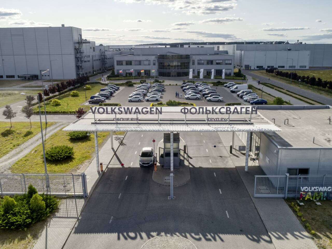 STENGT: Volkswagen har stoppet produksjonen i sine russiske anlegg, her fra fabrikken i Kaluga. Foto: Produsenten