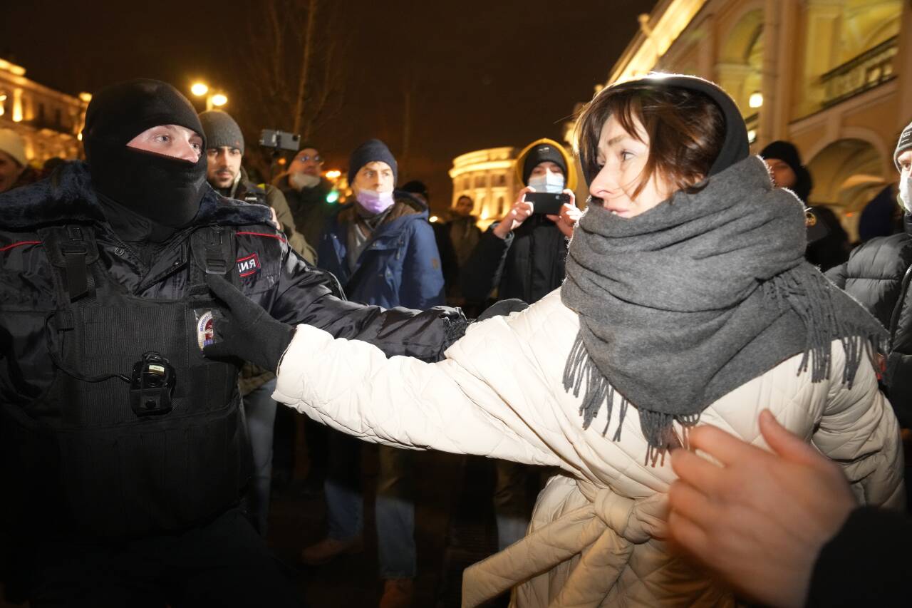 En politibetjent pågriper en kvinne under en demonstrasjon mot Russlands invasjon av Ukraina, 24. februar i Moskva. Arkivfoto: Dmitri Lovetsky / AP / NTB