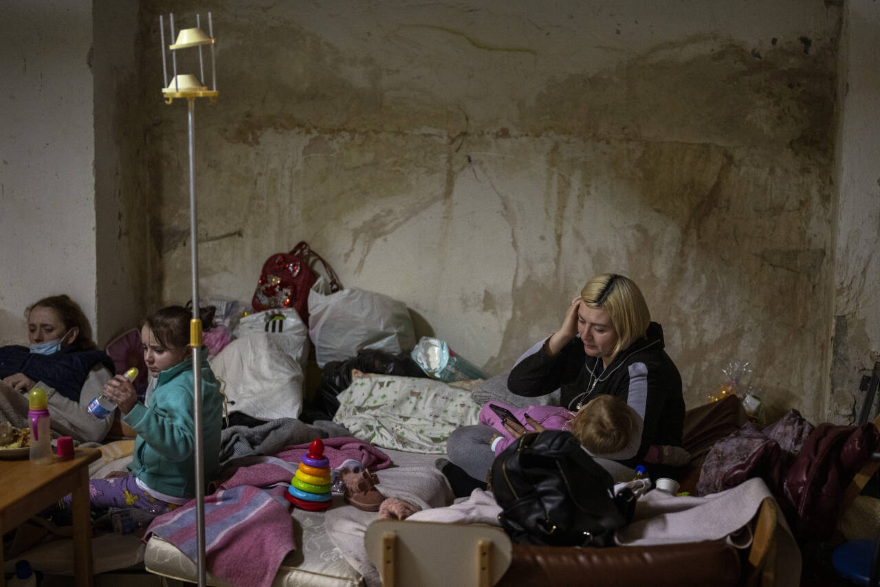 Syke barn og kvinner med nyfødte barn søker beskyttelse for russiske bomber i kjelleren til Okhmadets barnesykehus sentralt i Kyiv, tirsdag 1. mars 2022.  (AP Photo/Emilio Morenatti)