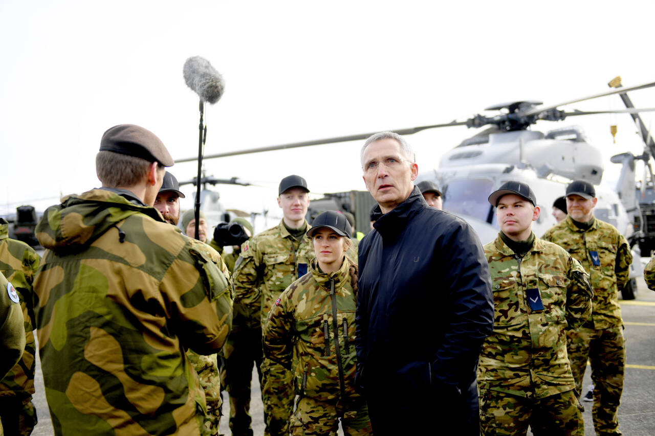 Nato-sjef Jens Stoltenberg hilser på soldater under besøket på Bardufoss militære flystasjon.Foto: Annika Byrde / NTB
