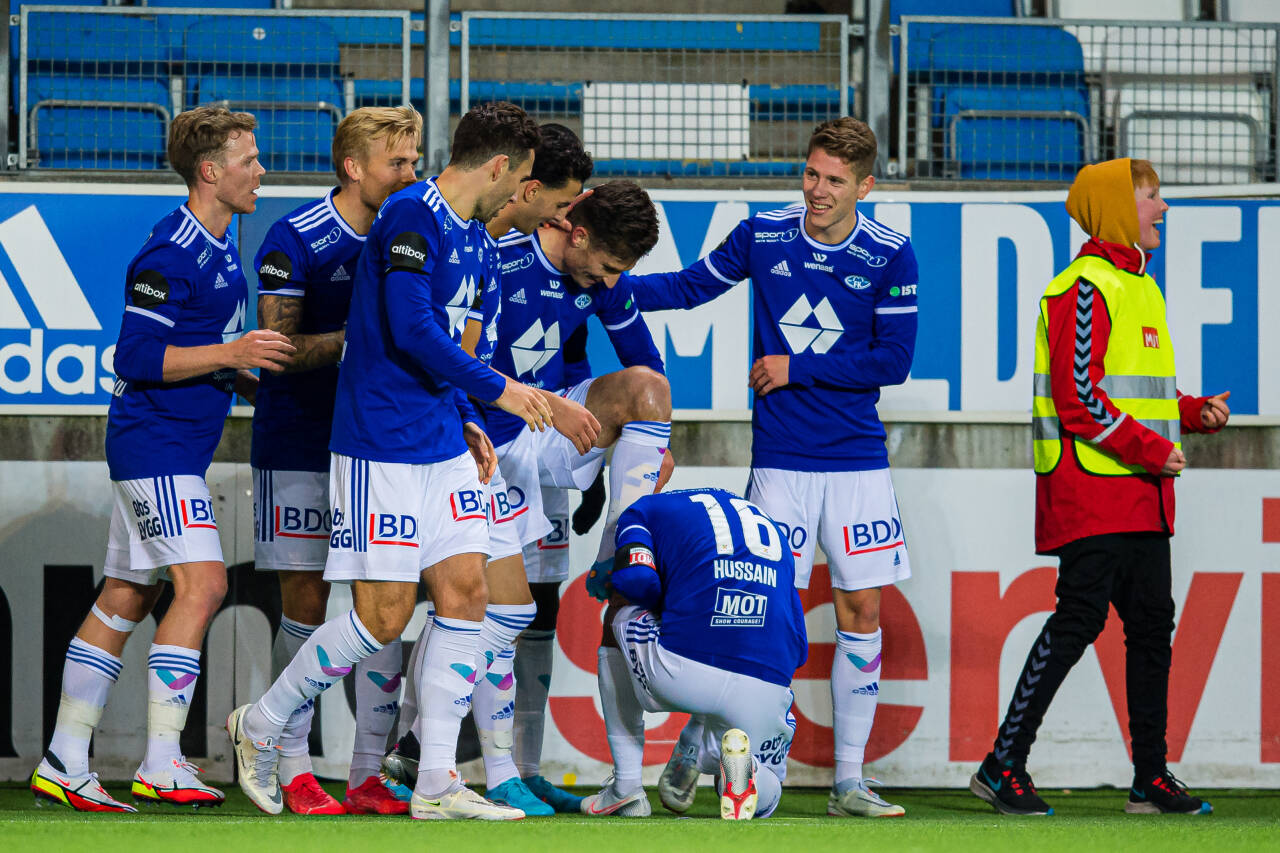 Kristoffer Haugen omfavnes av medspillere etter å ha blitt Moldes matchvinner mot Odd i cupen. Foto: Marius Simensen / NTB