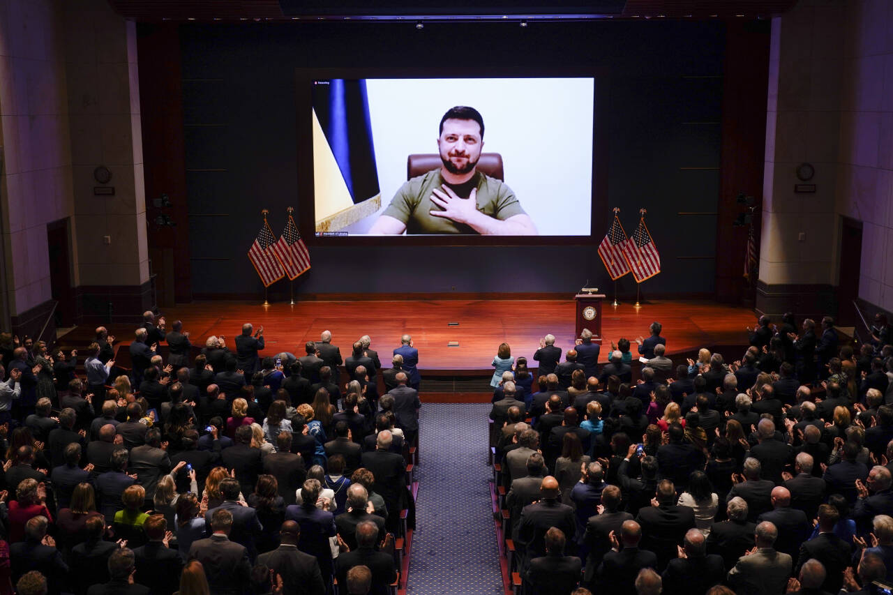 Ukrainas president Volodymyr Zelenskyj ble tatt imot med stående applaus, da han talte til kongressen i USA onsdag ettermiddag. Foto: J. Scott Applewhite / AP Photo / NTB