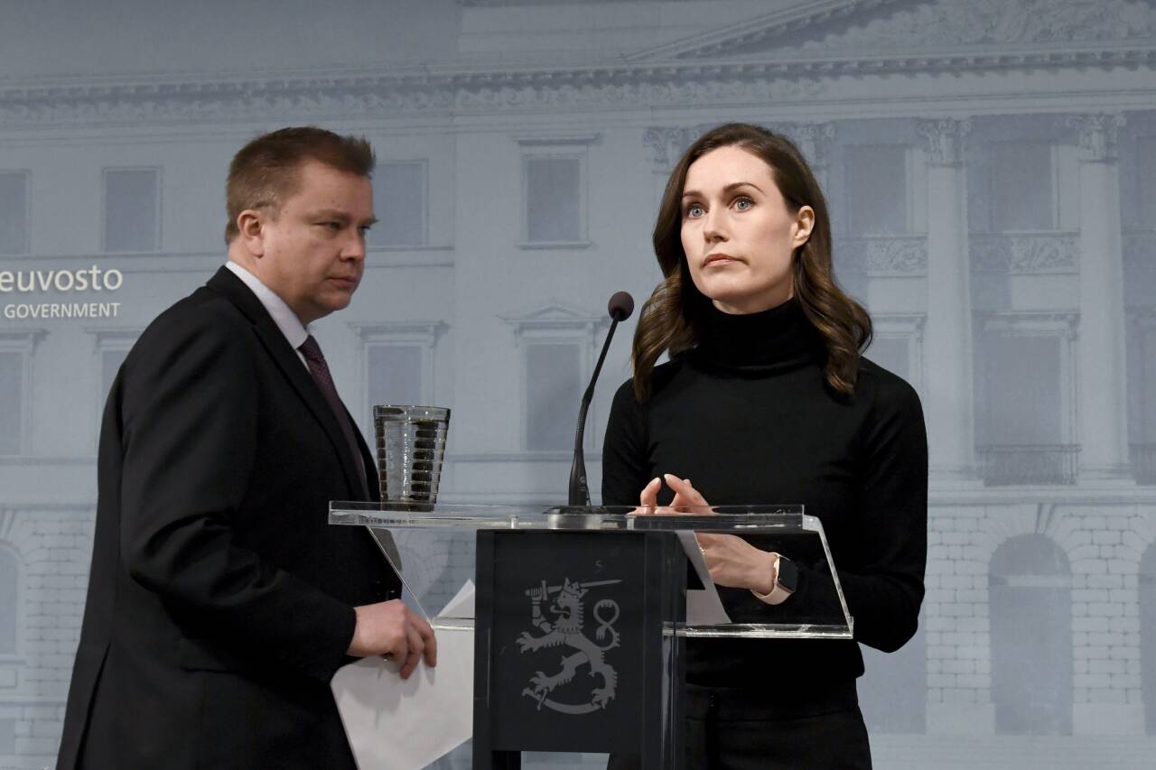 Finlands statsminister Sanna Marin og forsvarsminister Antti Kaikkonen fortalte på en pressekonferanse mandag denne uka at Finland vil sende våpenhjelp til Ukraina. Foto: Jussi Nukari / AP / NTB