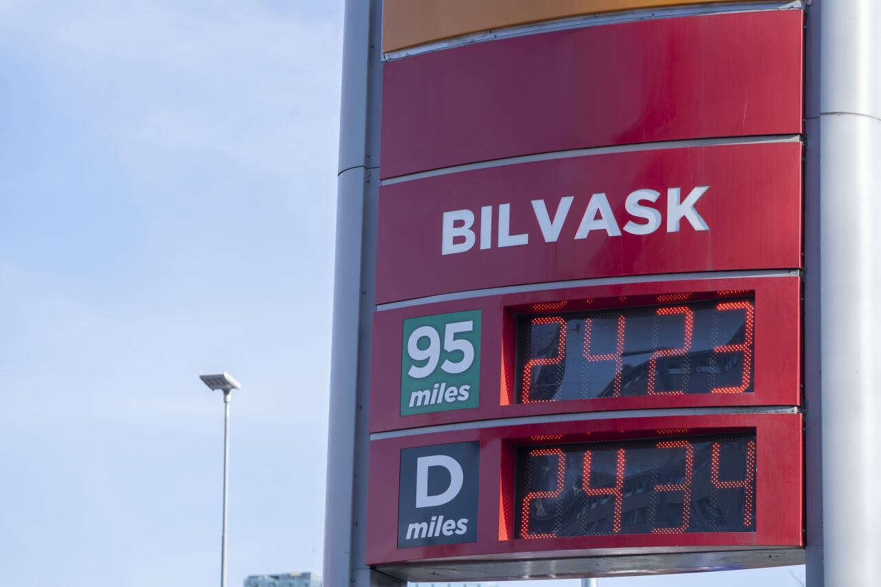 Pumpeprisen på drivstoff har steget til over 24 kroner literen i Oslo-området. Diesel er nå dyrere enn bensin. Foto: Terje Pedersen / NTB