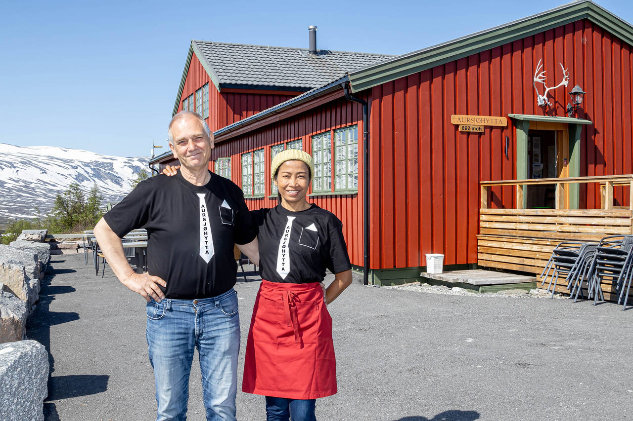 Nils Johan og Yupin er klar til å ta i mot påsketuristene. Foto: Roar Halten