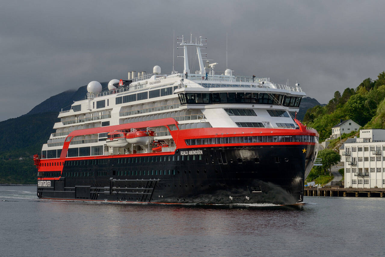 Hurtigrutens mål er å sjøsette det første nullutslippsskipet innen 2030. Her ankommer ekspedisjonsskipet MS Roald Amundsen Kristiansund i 2019. Foto: Kurt Helge Røsand / KSU.NO