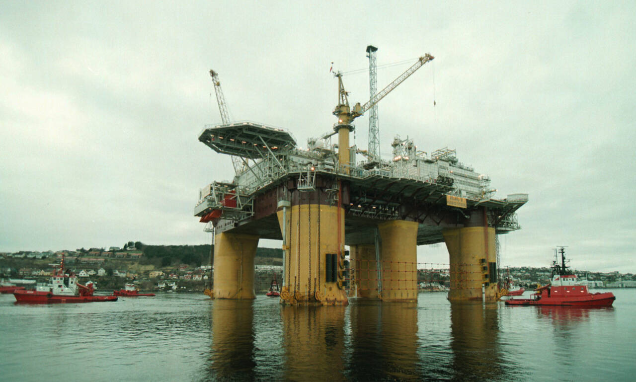 Brannen på oljeplattformen Åsgard B (her under slep ut til feltet) skal granskes av Petroleumstilsynet.  Arkivfoto: Alf Ove Hansen / NTB