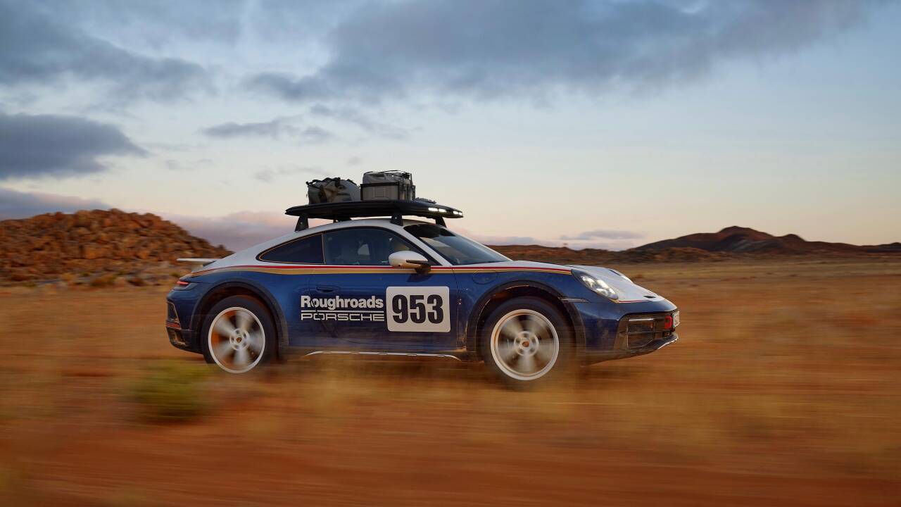 RALLY: Porsche 911 Dakar kan bestilles med rally-dekor. Foto: Produsenten